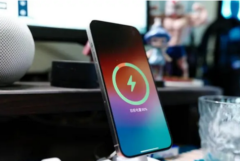 曲沃苹果15换屏服务分享用什么充电器给iPhone15充电更好 